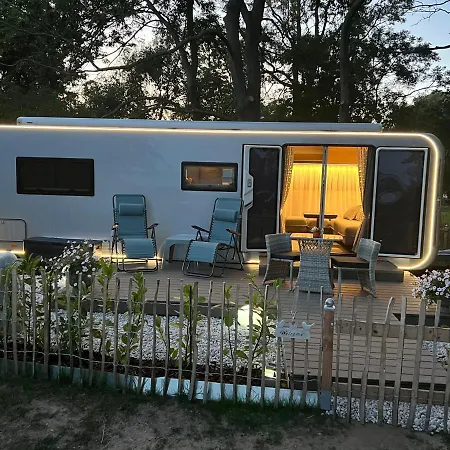 キャンプ場 Luxuswohnwagen Dreamer Mit Achterwasserblick Lütow